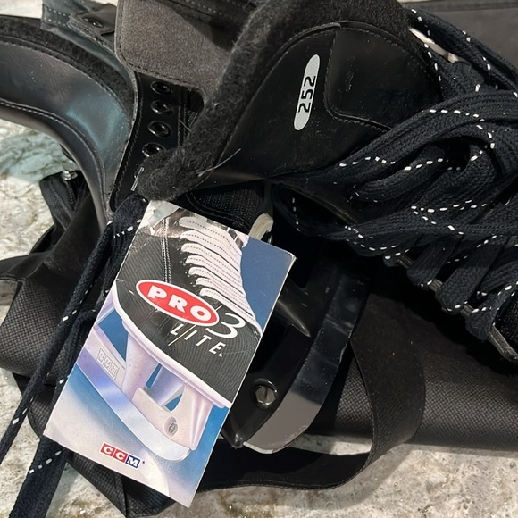 DONATED. Not for Sale.
NWT CCM Pro 3 Lite Ice Skates Size 3-1/2 - Picture 2 of 9